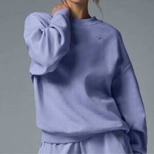 ALO Yoga Accolade Sweatshirt in Lilac Blue